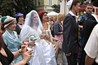 Mieszkacy Lwowa i turyci z caego wiata byli wiadkami niecodziennego widowiska. Na rynku lwowskim odbya si cz ceremonii lubnej dwjki modych ydw (25.07.2010)